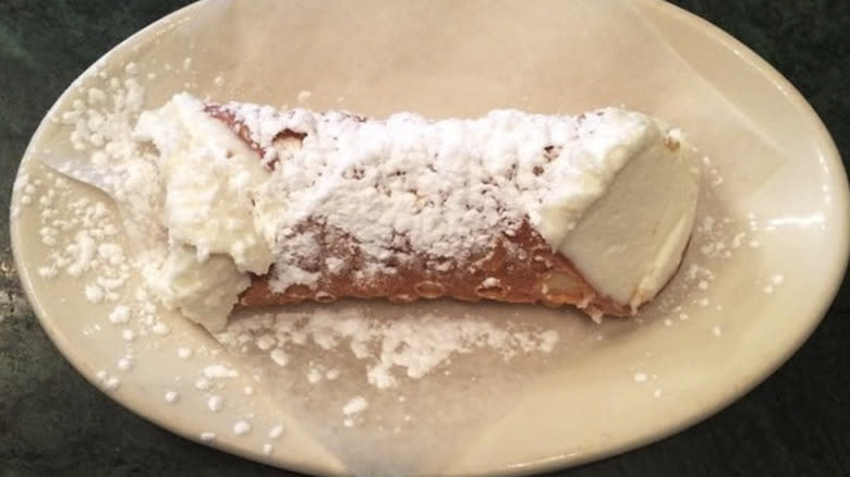 Cannoli on plate with sugar