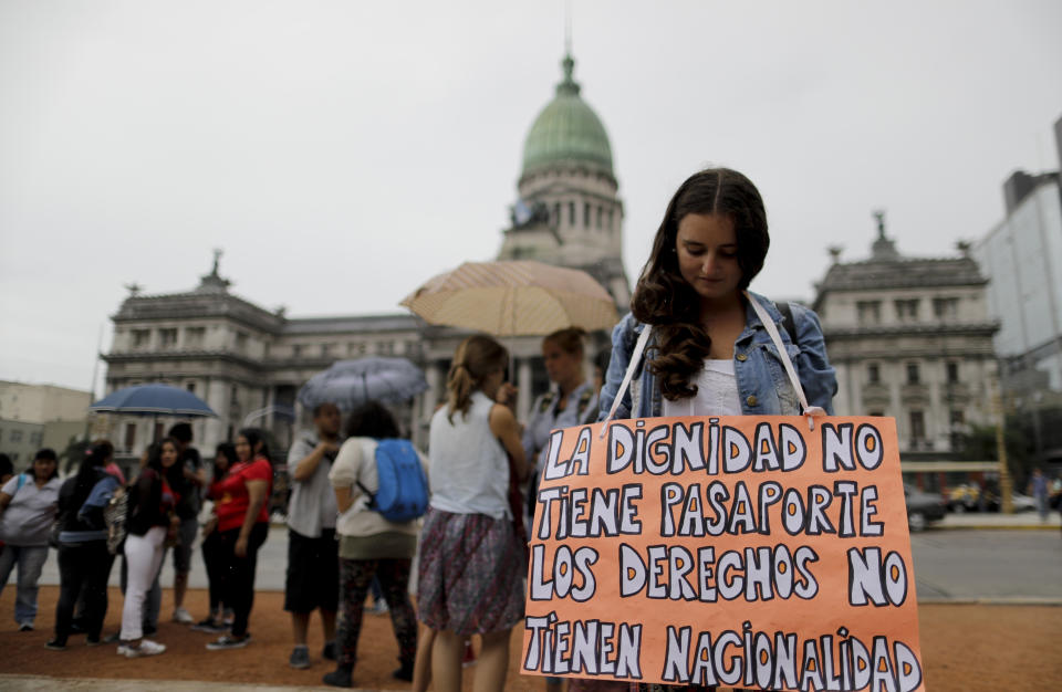 Antonella Ercole sostiene un cartel durante una protesta en Buenos Aires, Argentina, el jueves 30 de marzo de 2017. Sindicatos y organizaciones sociales se manifiestan contra el presidente argentino Mauricio Macri en rechazo a las políticas económicas de su gobierno que, sostienen, perjudican a los sectores más vulnerables. (AP Foto/Natacha Pisarenko)