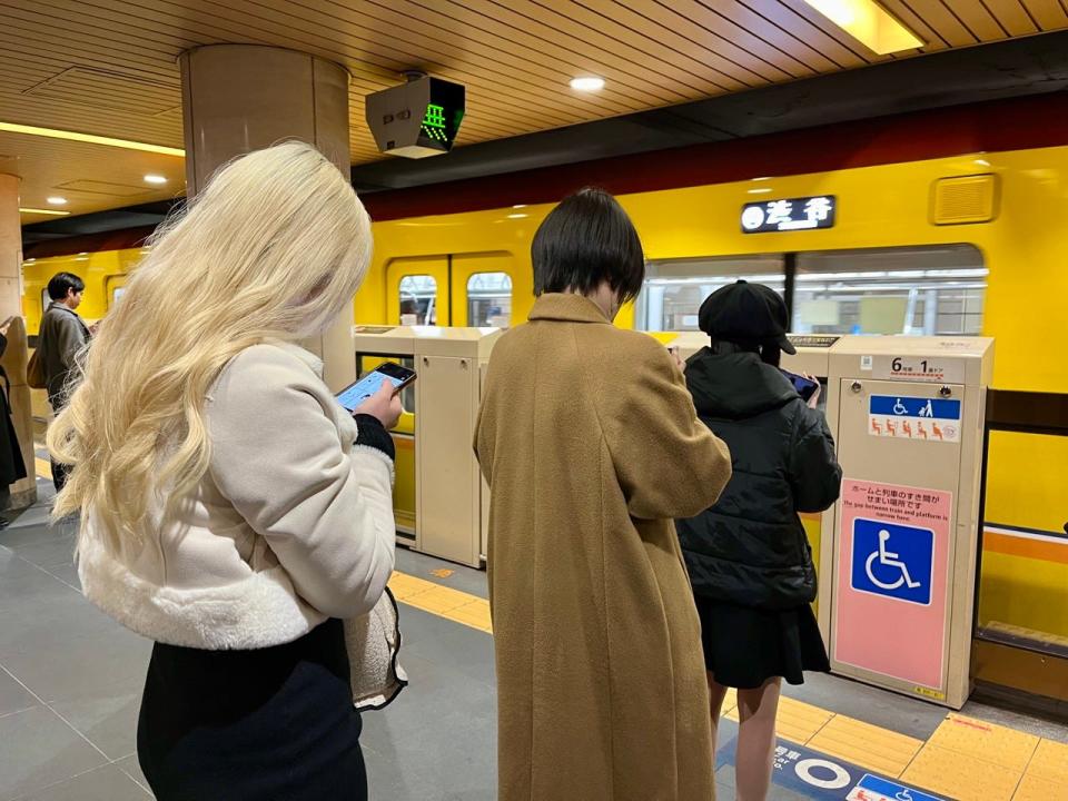 line to get on a subway in Tokyo