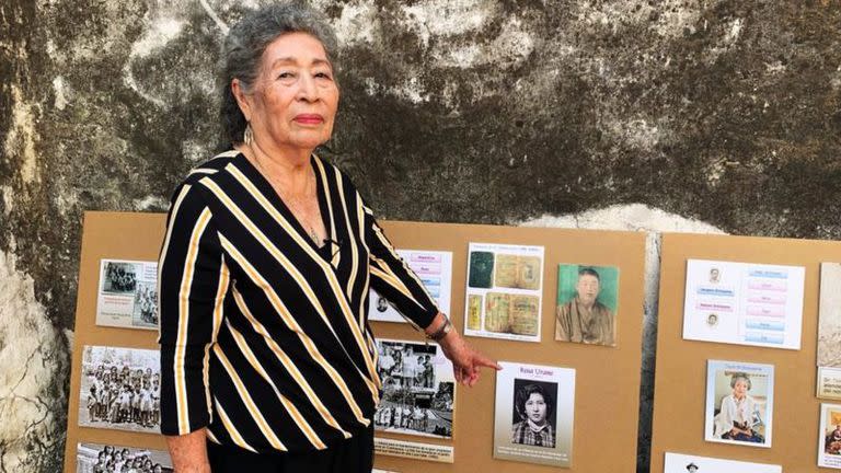 Rosa Urano conserva muchos recuerdos de su estancia en la exhacienda. En la imagen, apunta a una de sus fotos con 17 años, bajo la foto de pasaporte de su padre