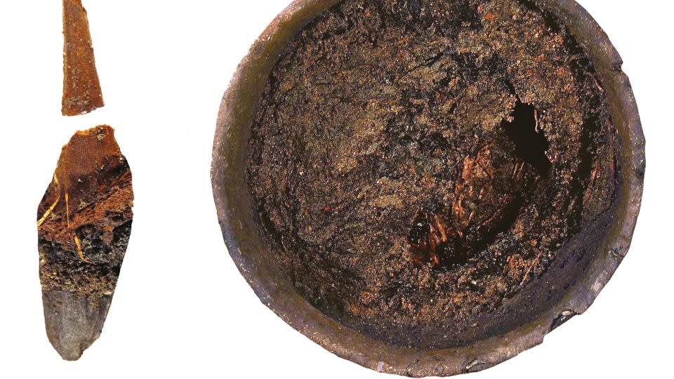 Η ανάλυση των πιάτων της Εποχής του Χαλκού που βρέθηκαν στην τοποθεσία, όπως το μπολ και το κουτάλι που απεικονίζονται εδώ, βοήθησαν να διαπιστωθεί τι έτρωγαν οι κάτοικοι του Must Farm.  -Αρχαιολογική Μονάδα Κέιμπριτζ