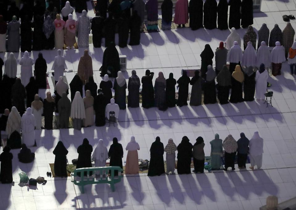 <p>Muslim pilgrims pray at the Grand Mosque in the holy Saudi city of Mecca, on Aug. 29, 2017, on the eve of the start of the annual hajj pilgrimage. (Photo: Karim Sahib/AFP/Getty Images) </p>