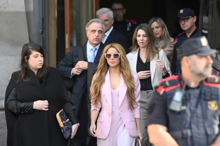 La chanteuse colombienne Shakira (au centre) quitte le tribunal de Catalogne, le 20 novembre 2023 à Barcelone (Espagne) (Josep LAGO)