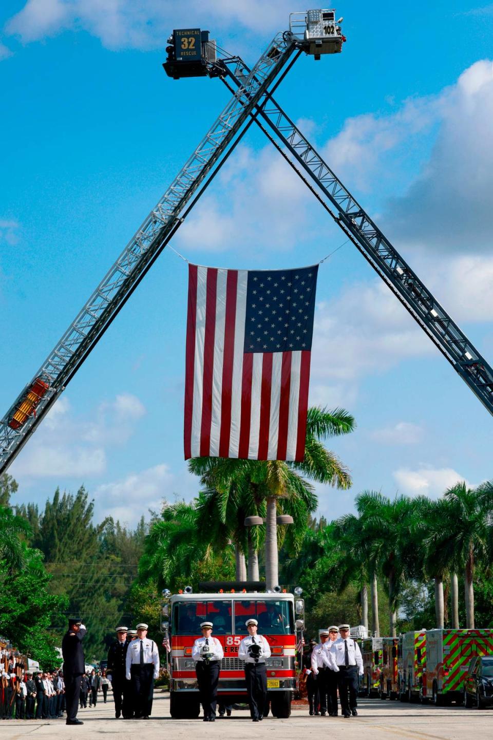 El cortejo fúnebre del jefe de Batallón del Departamento de Bomberos y Policía de Broward Terryson Jackson llega al Faith Center de Sunrise, el viernes 8 de septiembre de 2023. Jackson murió en un accidente de helicóptero el lunes 28 de agosto, cuando él y dos colegas del BSFR respondían a una llamada de emergencia. (Mike Stocker/South Florida Sun Sentinel)