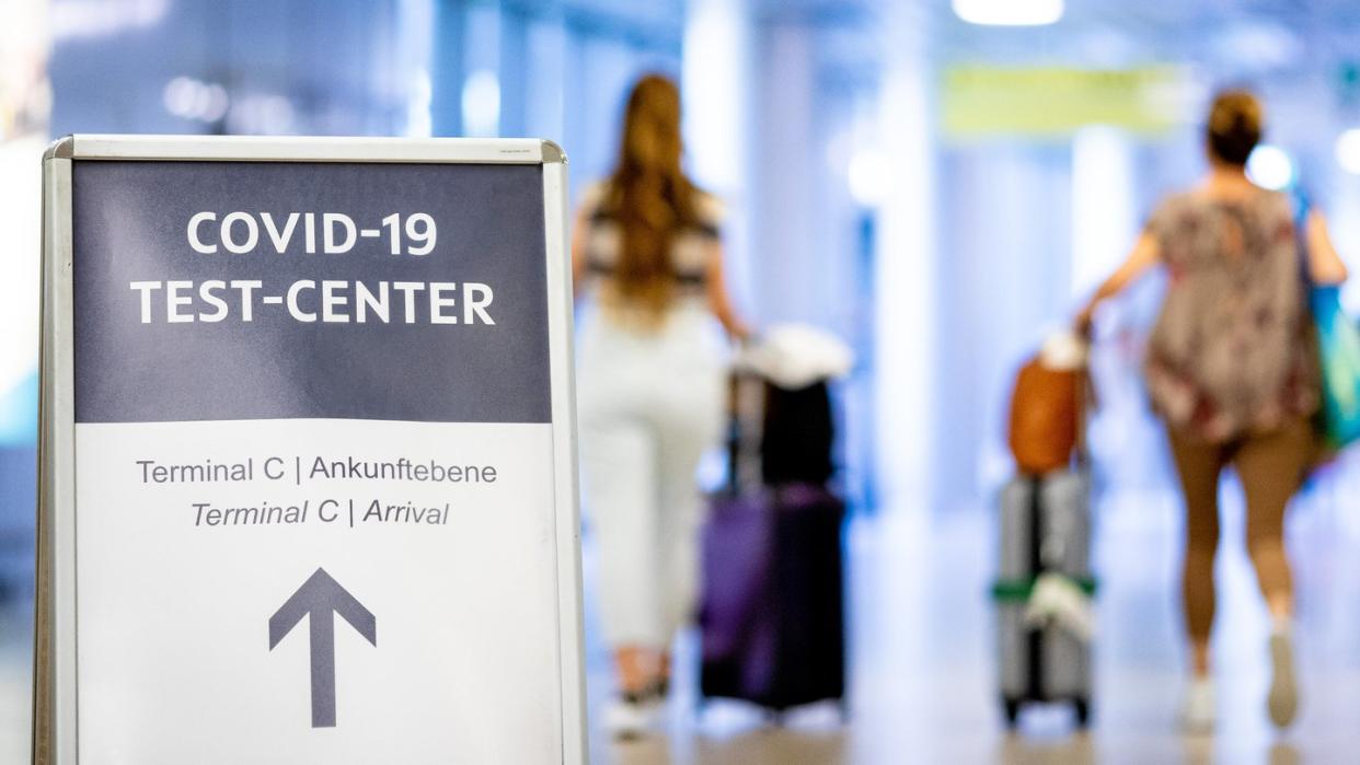 Ein Schild weist Reisende auf das Corona-Testzentrum am Flughafen Hannover-Langenhagen hin.