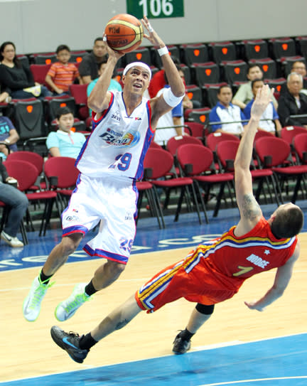 Arwind Santos attempts a shot while Cliff Hodge tries to draw an offensive foul. (PBA Images)