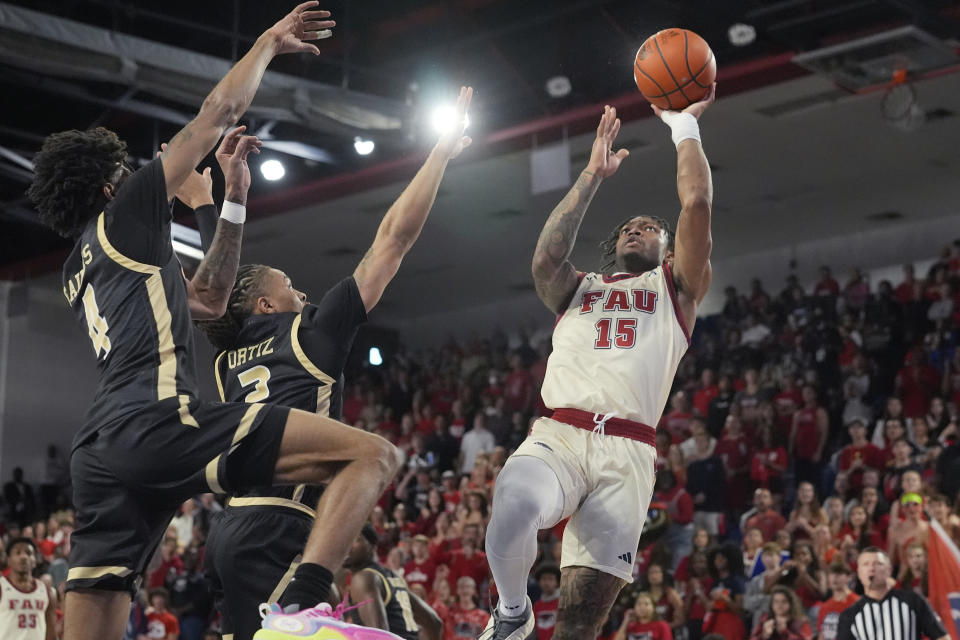 Florida Atlantic guard Alijah Martin (15) aims to score as UAB guards Eric Gaines (4) and Daniel Ortiz (2) defend during the first half of an NCAA college basketball game, Sunday, Jan. 14, 2024, in Boca Raton, Fla. (AP Photo/Marta Lavandier)