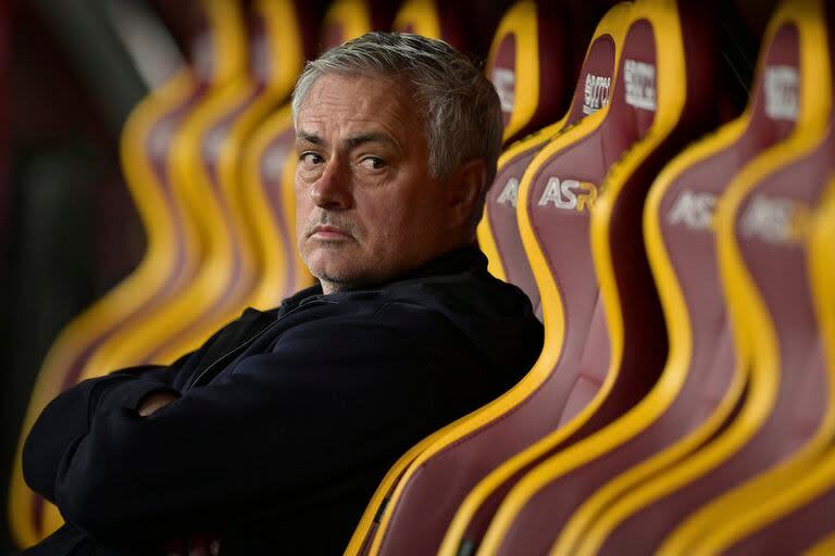 José Mourinho busca soluciones en el banco de la Roma y no las encuentra cuando no está Paulo Dybala.