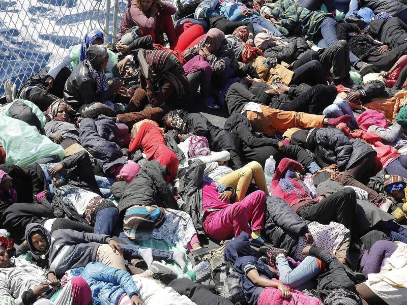 Flüchtlinge im Mittelmeer. Foto: Giuseppe Lami/Archiv