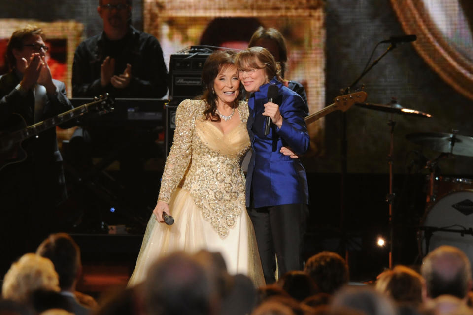 Loretta Lynn, Sissy Spacek speak at the 44th Annual CMA Awards, 2010 (Getty Images)