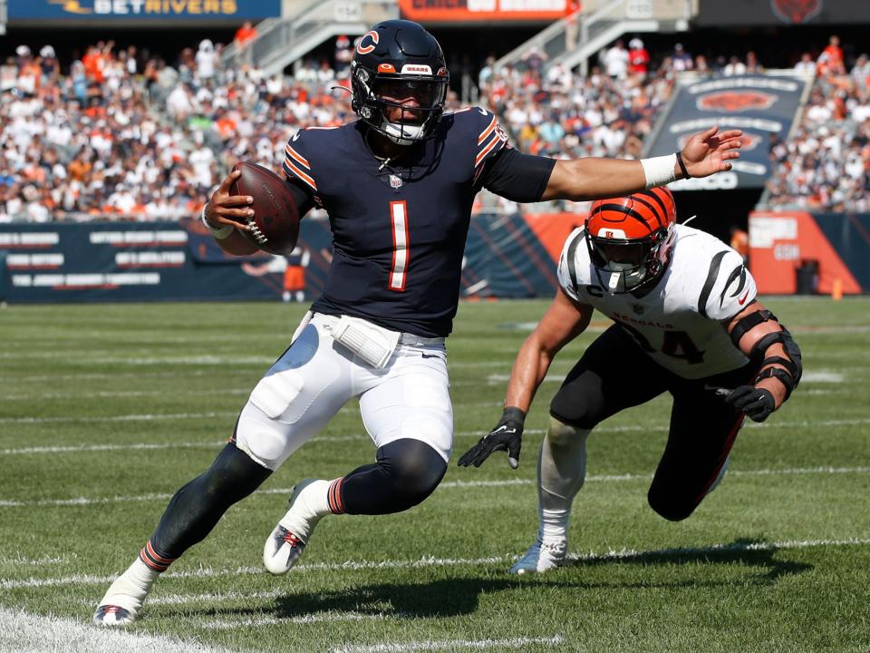 Justin Fields makes a play against the Cincinnati Bengals.