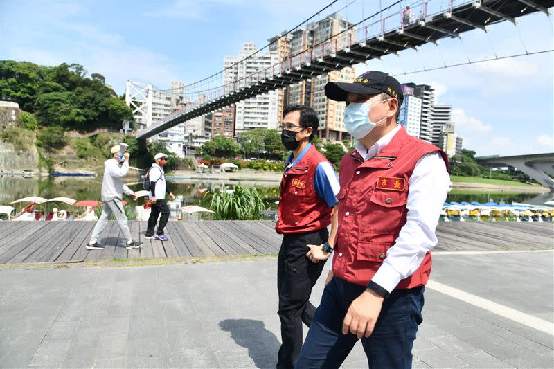 侯友宜視察風景區人流管制情形。（圖／新北市府提供）