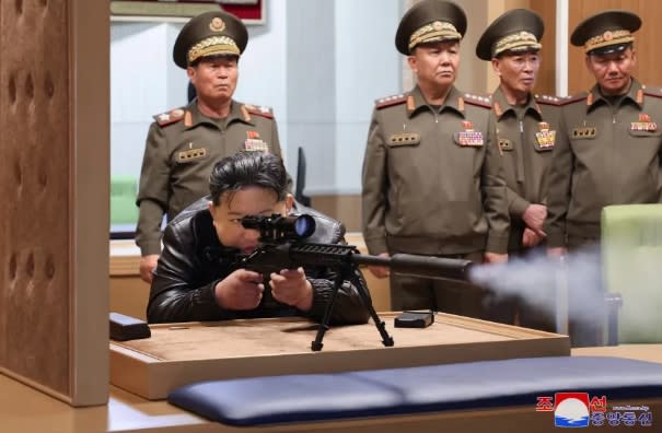 金正恩試射北韓狙擊步槍。   圖 : 翻攝自朝中社