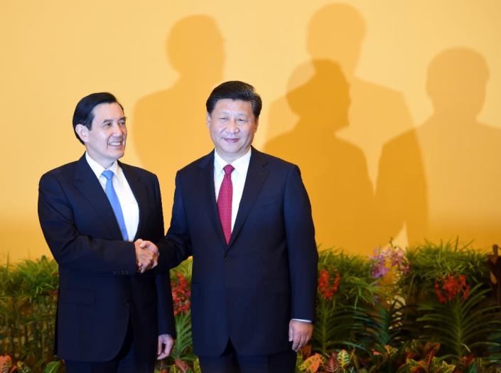 Chinese President Xi Jinping (R) shakes hands with Taiwan President Ma Ying-jeou in Singapore on November 7, 2015 (AFP Photo/Roslan Rahman)