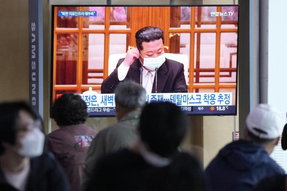 La gente mira una pantalla de televisión que muestra una imagen de archivo del líder norcoreano Kim Jong-un durante un programa de noticias en una estación de tren en Seúl, Corea del Sur (Associated Press)