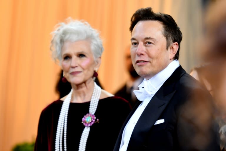 Elon Musk et sa mère Maye Musk arrivent au gala du Met, le 2 mai 2022 à New York (AFP/ANGELA WEISS)
