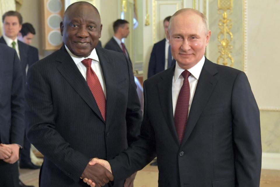 En esta foto proporcionada por la agencia fotográfica RIA Novosti, el presidente ruso, Vladímir Putin (derecha) estrecha la mano del presidente sudafricano, Cyril Ramaphosa, durante una reunión con una delegación de mandatarios y altos funcionarios africanos en San Petersburgo, Rusia, el sábado 17 de junio de 2023. (Evgeny Biyatov/Agencia RIA Novosti vía AP)