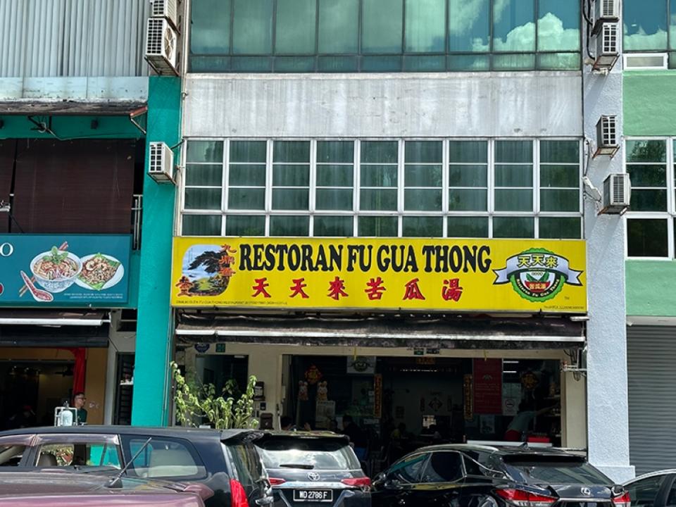 Look for this sign at the busy Bandar Puteri Puchong area for comforting, family fare.