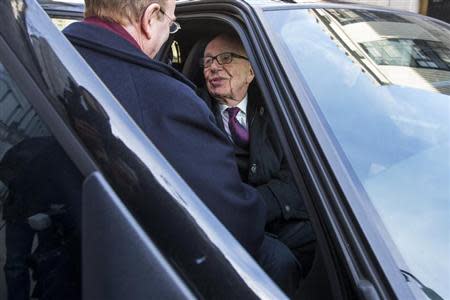 Rupert Murdoch, the chairman of News Corp and 21st Century Fox, departs New York State Supreme Court with his lawyers after a hearing in New York, November 20, 2013. REUTERS/Lucas Jackson