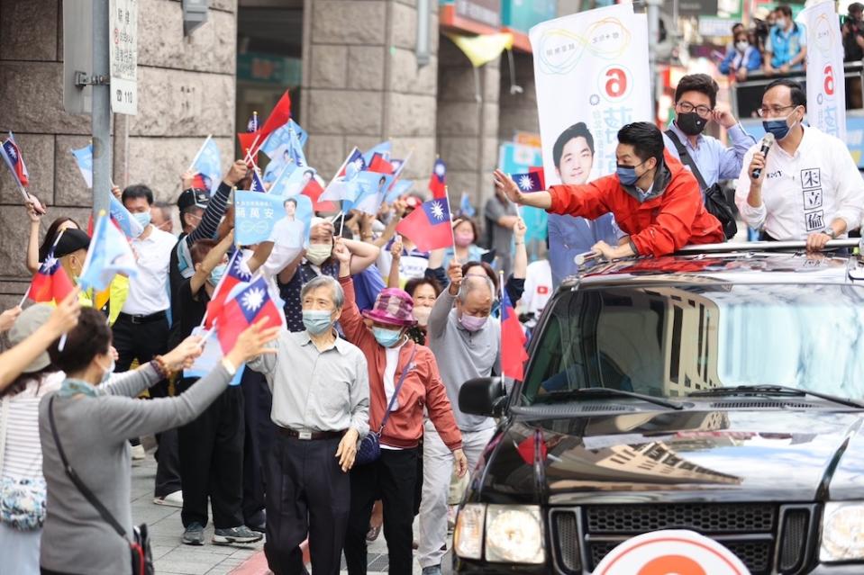 國民黨台北市長候選人蔣萬安22日上午於松山信義區進行車隊掃街，國民黨主席朱立倫陪同。路過民眾反應熱烈。