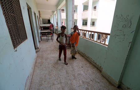 Children walk in a school to which they have been evacuated from a village near Hodeidah airport amid fighting between government forces and Houthi fighters in Hodeidah, Yemen June 18, 2018. REUTERS/Abduljabbar Zeyad