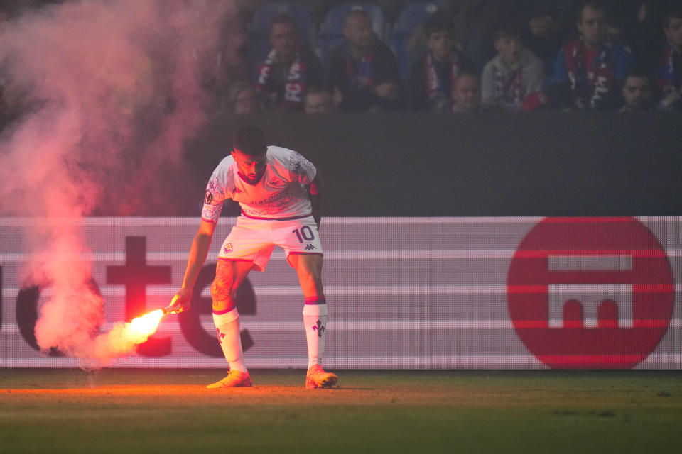 Fiorentina's Nicolas Gonzalez brings out the torch during the Europa Conference League quarter final first leg soccer match between Viktoria Plzen and Fiorentina at the Doosan Arena in Plzen, Czech Republic, Thursday, April 11, 2024. (AP Photo/Petr David Josek)