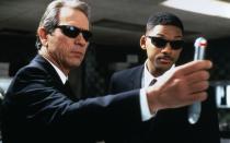 Um Erinnerungen an Alienbegegnungen zu löschen, nutzen die "Men in Black" eine kleine Stab-Apparatur, die rotes oder blaues Licht ausstrahlt. Im ersten Film findet Jay (Will Smith, rechts) das "Blitzdings" von Kay (Tommy Lee Jones) aber noch höchst gefährlich und warnt vor potenziellen Gesundheitsrisiken. (Bild: 1997 Columbia Pictures Industries, Inc. / Sony Pictures Entertainment 2019)