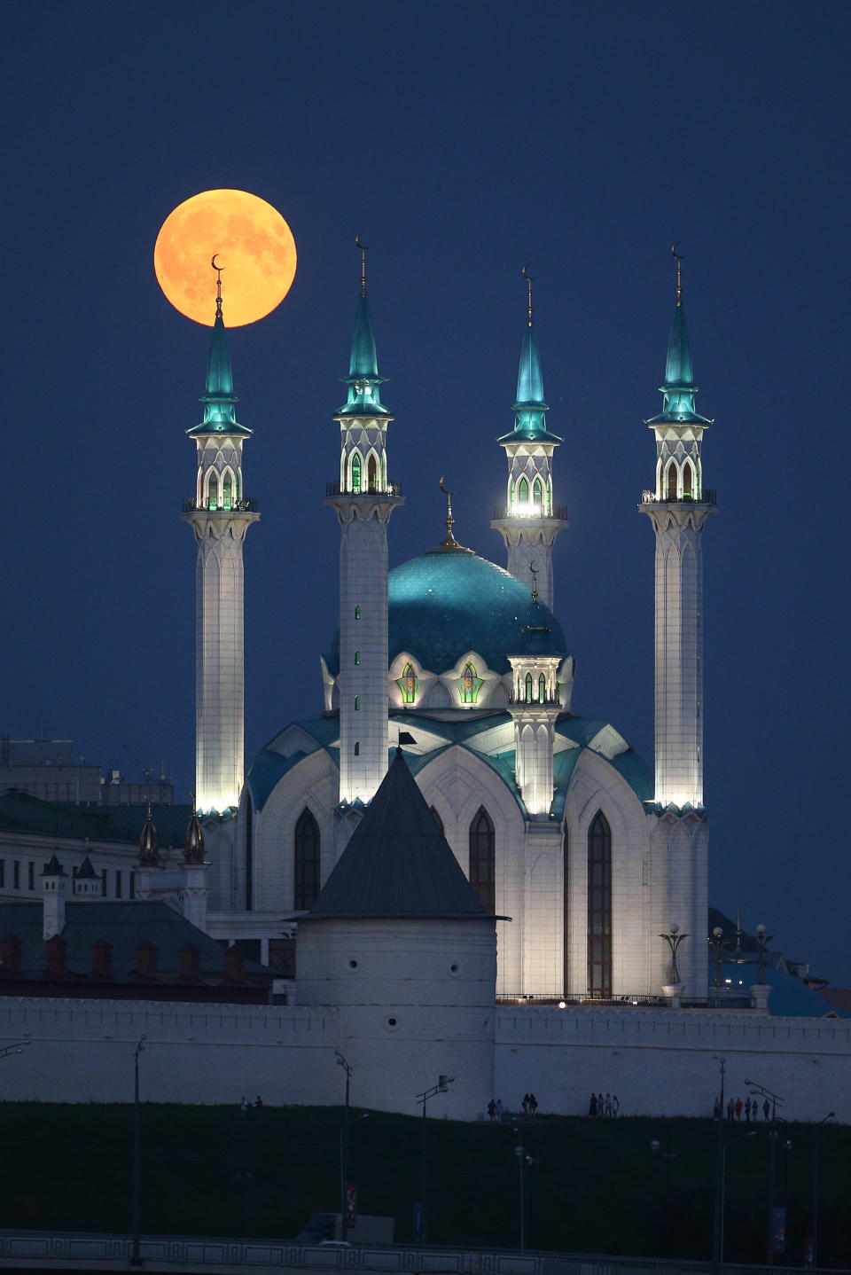 <p>A blood moon over the Qolsarif Mosque in Kazan, Russia on July 27, 2018. (Photo: Yegor Aleyev/TASS via Getty Images) </p>