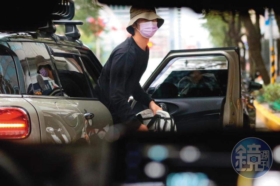 10月10日13時21分，陳柏霖從經紀人的車上步出，雖戴帽子、口罩包緊緊，但還是能一眼認出。