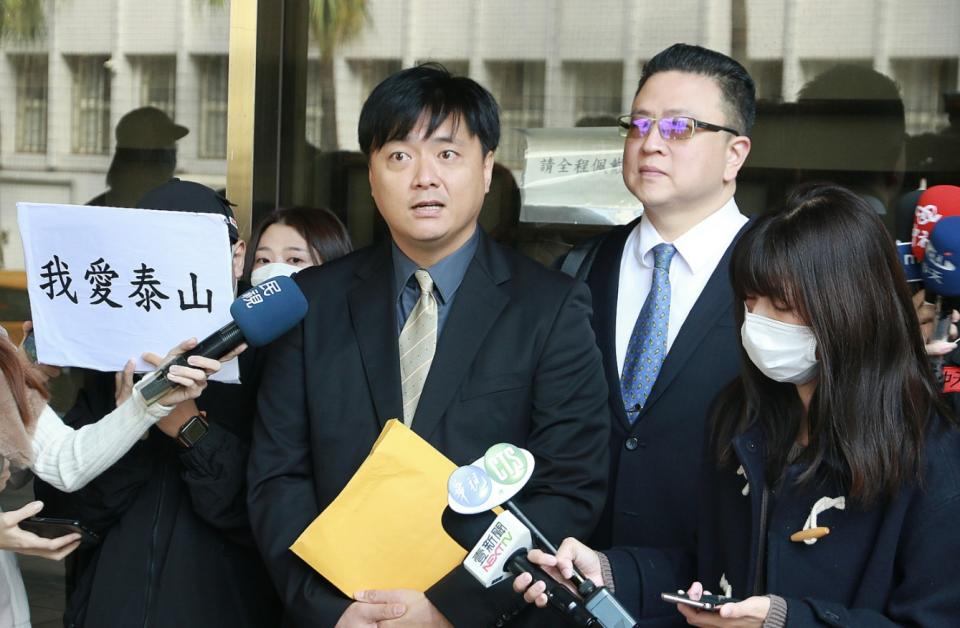 泰山董事詹皓鈞（前左）7日在律師、泰山企業員工陪同下前往台北地檢署按鈴，告發國寶集團創辦人朱國榮、龍邦董事長劉偉龍向泰山前董事長詹岳霖買進泰山股票，恐涉內線交易等罪。（中央社）