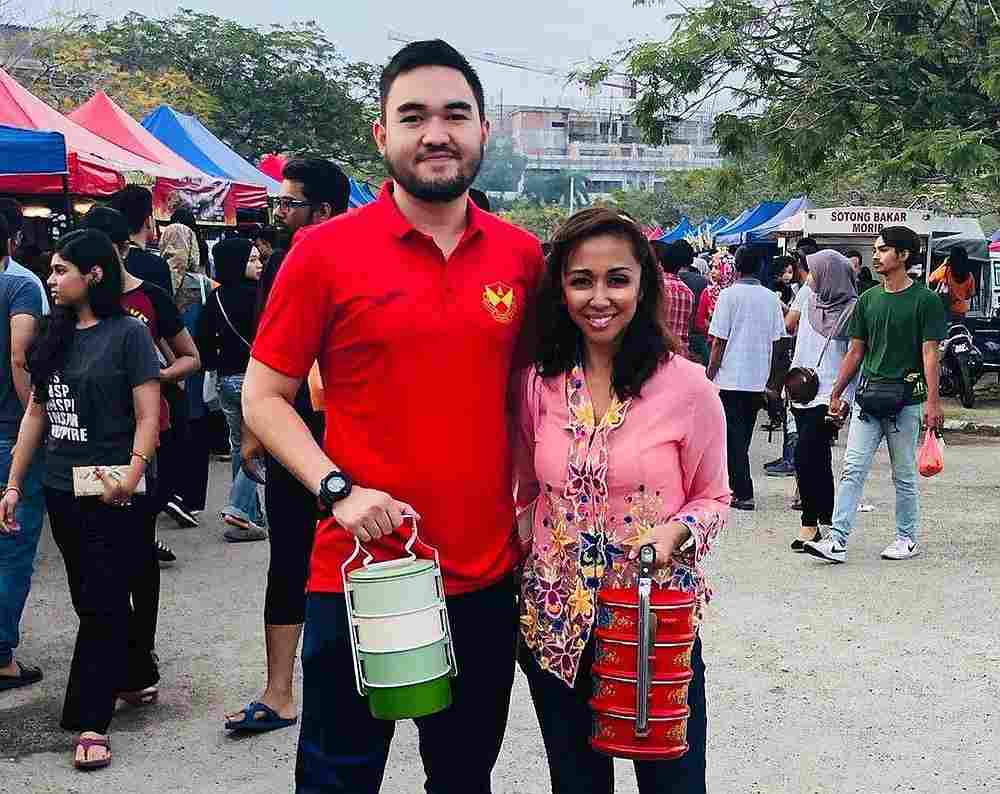 Tengku Amir Shah Sultan Sharafuddin Idris Shah and Tengku Zatashah Sultan Sharafuddin Idris Shah with their tiffin carriers at the Ramadan bazaar. — Picture from Facebook/Friends Of Selangor