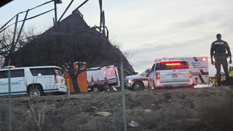 Autoridades se presentan al lugar de un derrumbe cerca del Aeropuerto Boise, el miércoles 31 de enero de 2024, en Boise, Idaho. (Terra Furman via AP)