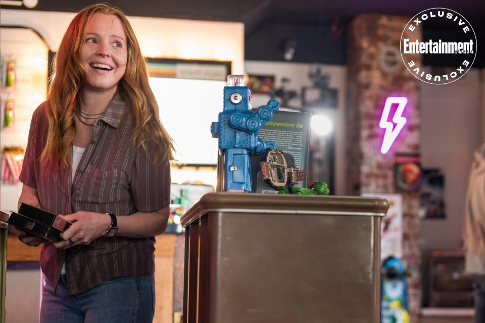 Lauren Ambrose as Van in YELLOWJACKETS Season 2. Photo Credit: Kailey Schwerman/SHOWTIME.