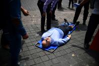 <p>Un hombre es asistido tras el terremoto que ha sacudido Ciudad de México. (Photo: Ronaldo Schemidt/AFP/Getty Images) </p>