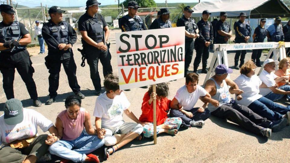 Personas protestando con carteles en Vieques