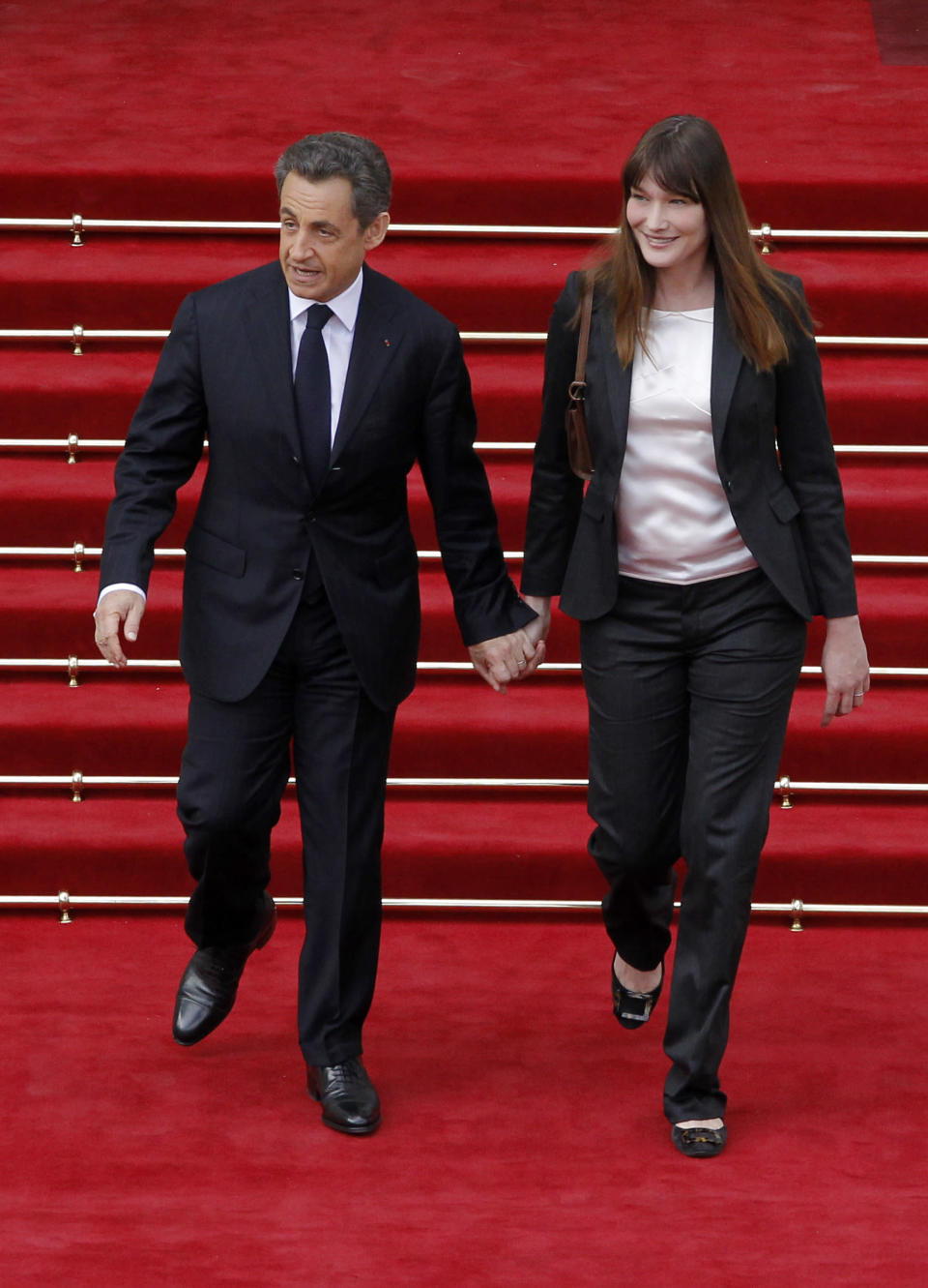 Carla Bruni-Sarkozy et Nicolas Sarkozy s'apprêtent à quitter une dernière fois le Palais de l'Elysée. AFP