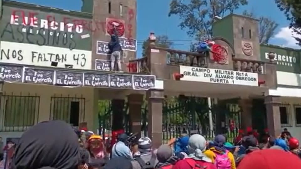 Ayotzinapa: estudiantes protestan en Campo Militar; hacen pintas y arrojan piedras y petardos