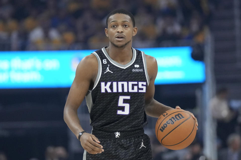 Kings All-Star De'Aaron Fox has a fractured finger and is reportedly doubtful for Game 5 against the Warriors. (AP Photo/Jeff Chiu)