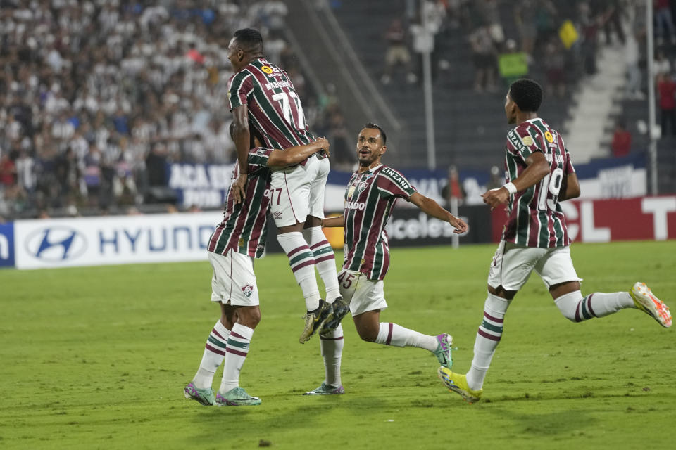 Marquinhos (arriba), de Fluminense de Brasil, festeja con sus compañeros luego de anotar ante Alianza LIma, el miércoles 3 de abril de 2024, en un encuentro de la Copa Libertadores (AP Foto/Martín Mejía)