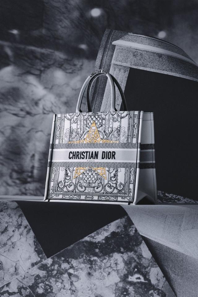 Dior Book Tote craze! It's the must-have bag of celebrities