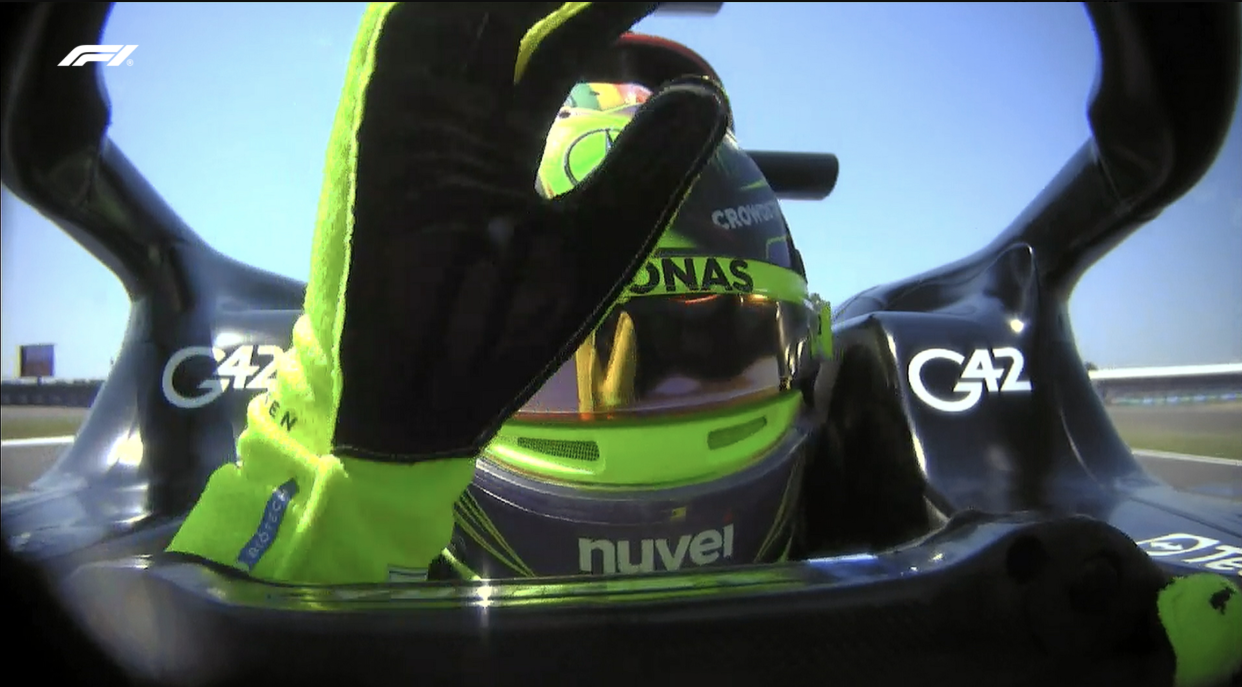 Lewis Hamilton waves to the crowd at Silverstone (F1)