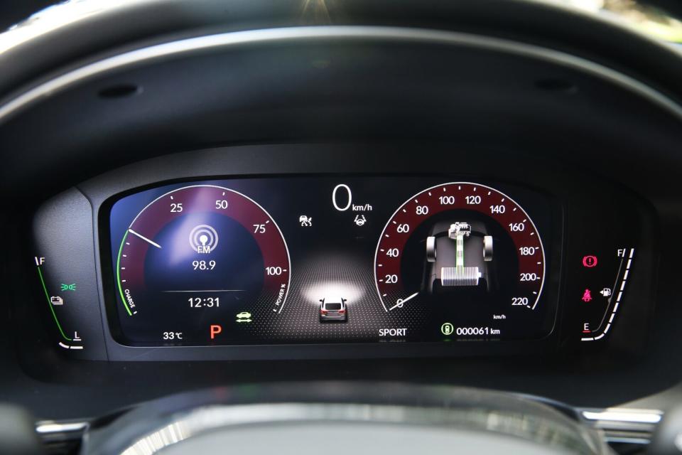 10.2吋數位儀錶板的資訊顯示功能十分豐富強大，除背光顏色會隨著駕駛模式不同做更換之外，也有自車狀態顯示以及道路虛擬實境顯示功能。