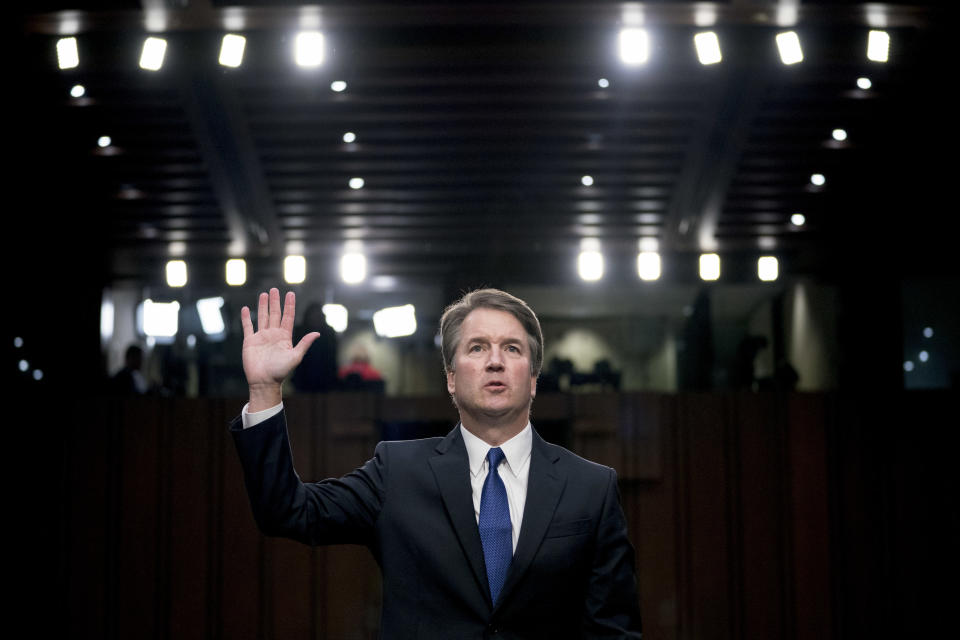 ARCHIVO- En esta fotografía del 4 de septiembre se muestra al nominado a la Corte Suprema de Estados Unidos Brett Kavanaugh mientras es juramentado ante la Comisión Judicial del Senado en el Capitolio, en Washington. (AP Foto/Andrew Harnik, Archivo)