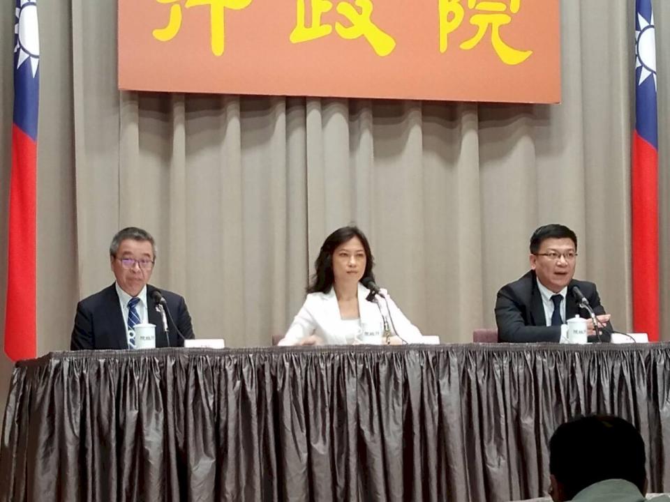 經濟部次長曾文生(右)26日表示，太陽光電在尖峰時刻發電貢獻破紀錄。(王韋婷攝)