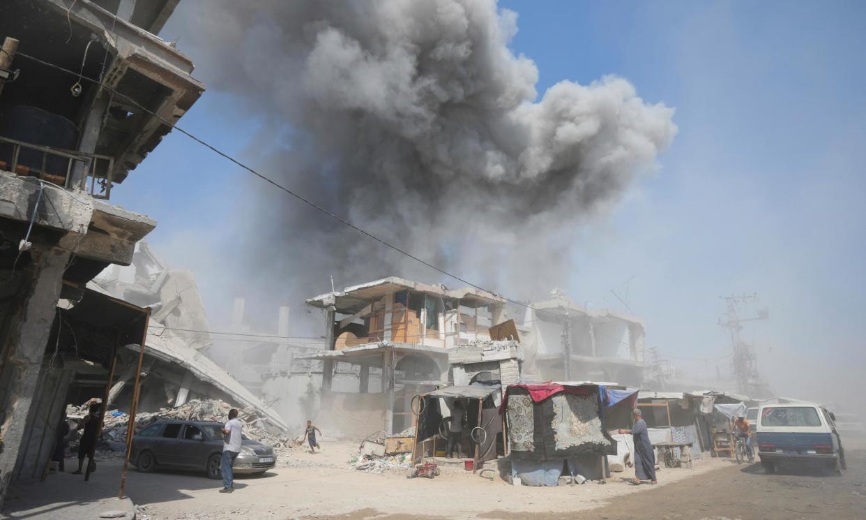 <span>Smoke rises after Israeli bombardments in Khan Younis on Monday.</span><span>Photograph: Abdel Kareem Hana/AP</span>