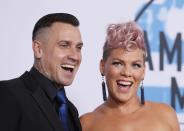 <p>Pink y Carey Hart estuvieron separados unos meses en 2008 por culpa de una aventura de él con una bailarina. Sin embargo, la cantante decidió finalmente perdonarle y hoy siguen juntos y más unidos que nunca junto a sus hijos Willow y Jameson. (Foto: Danny Moloshok / Reuters). </p>