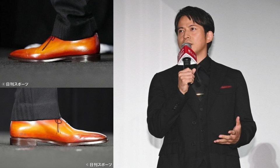 岡田准一今穿著刻有V6（左下）和OKADA（左上）的皮鞋出席電影活動，透露是中居正廣贈送的禮物。（左圖翻攝自日刊體育報，右圖翻攝自goo news）