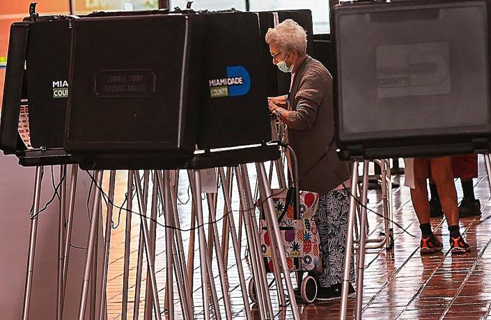 ساکنان میامی داد در اولین روز رای گیری زودهنگام در شهرستان میامی داد در سالن شهرستان میامی در مرکز شهر میامی، دوشنبه، 24 اکتبر 2022 رأی خود را به صندوق انداختند.
