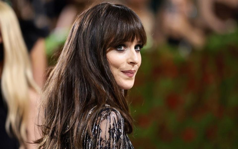 Für "50 Shades Of Grey"-Darstellerin Dakota Johnson hatten ihre Sexszenen nichts mit Erotik zu tun, der Dreh sei "heiß" gewesen, sagte sie im Interview mit "Marie Claire" - "im Sinne von schwitzig." Allerdings gewöhnte sie sich daran: "Es war emotional sehr anstrengend. Zuerst dachte ich: 'Oh Gott, das ist das Schlimmste, was ich je machen musste' und später war es dann eher: 'Okay, lass es uns über die Bühne bringen.'" (Bild: Jamie McCarthy/Getty Images)