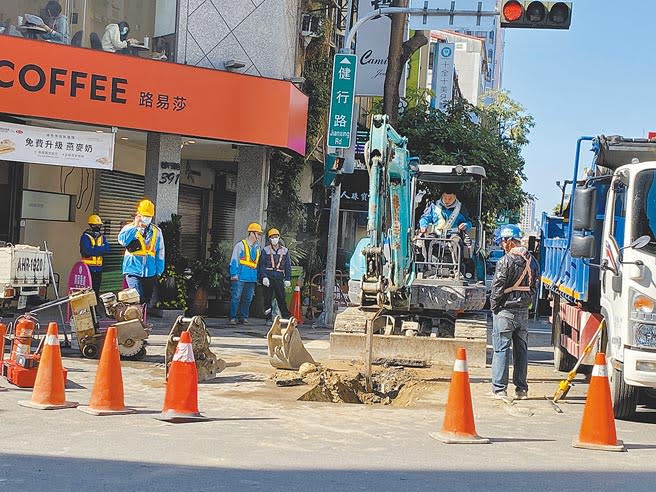 台中北區疑瓦斯外洩，瓦斯公司派員到現場開挖偵漏。（馮惠宜攝）